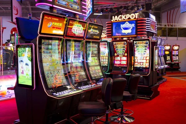 petirjitu platform interface showing sports, live tables, and slot games